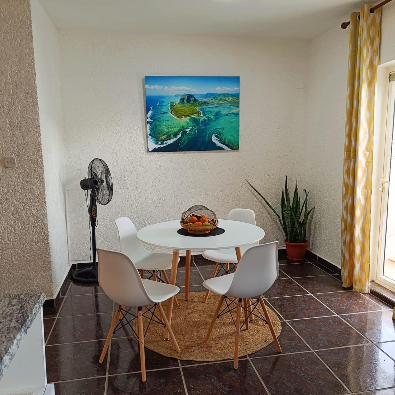 The Coastal Apartment Flic en Flac Luaran gambar